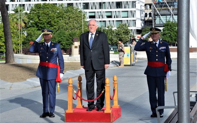 Izado solemne de la bandera de España con motivo del 43º aniversario del Tribunal Constitucional